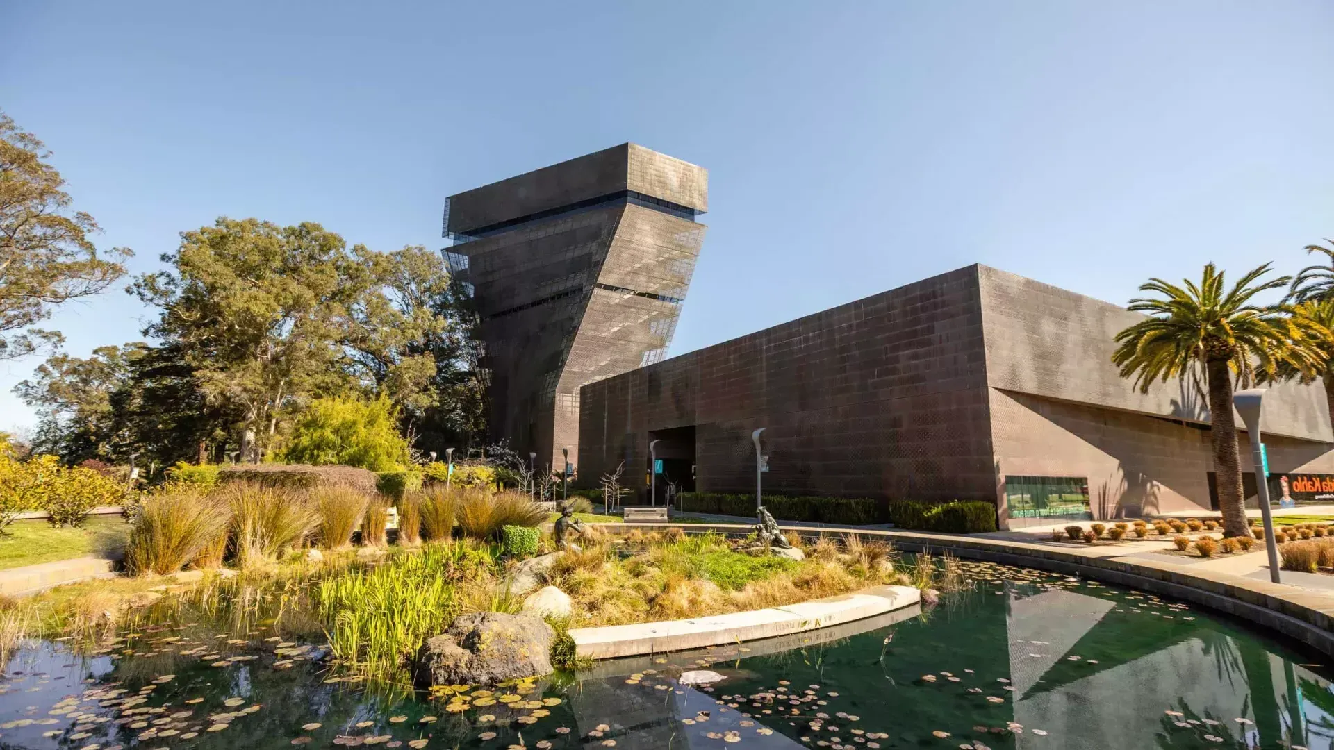 Extérieur du musée moderne et angulaire de Young. San Francisco, Californie.