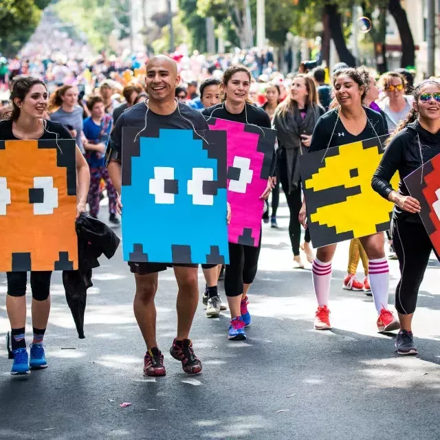 Corredores vestidos con trajes de Pac Man para Bay to Breakers Race SF